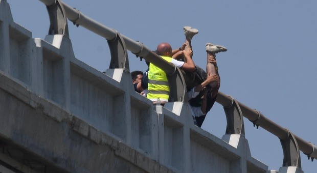 Ragazzo di 27 anni minaccia di lanciarsi dal viadotto Cerrano in A14: chiuso al traffico