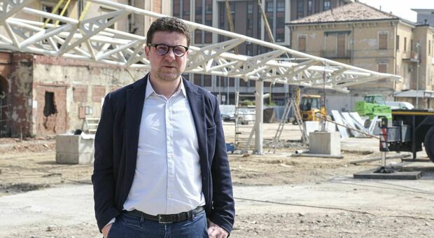NUOVI UFFICI - Il vicesindaco Andrea Micalizzi davanti alla struttura in ristrutturazione di piazzale Boschetti