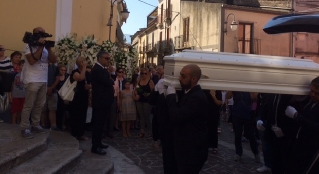 Bimba uccisa a Benvento, il paese partecipa ai funerali della piccola Maria