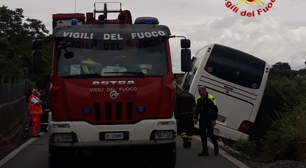 Roma, paura in gita, il pullman finisce fuori strada: salvi 34 bambini e 4 insegnanti