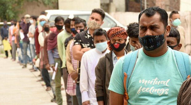Covid, India al collasso: poche vaccinazioni e boom di casi dopo i bagni nel Gange. In una settimana 1,6 milioni di contagi