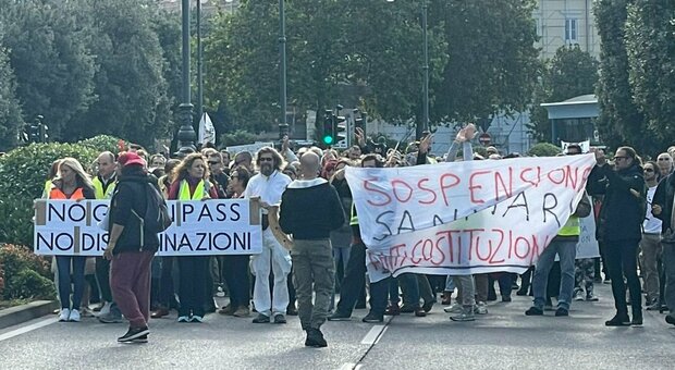 No Green pass, a Trieste il corteo più partecipato d'Italia: sfilano in 15mila: «Voi bloccate la vita, noi la città»