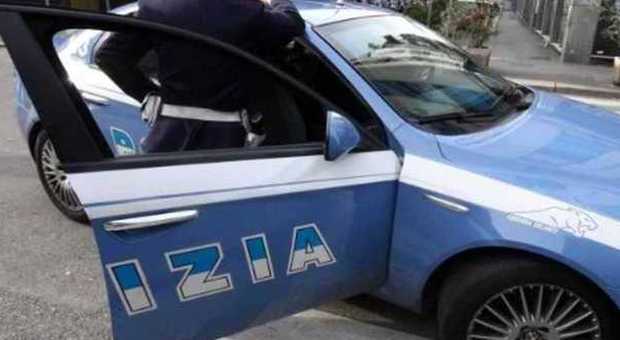 Napoli, arrestato ispettore di polizia: “ripuliva” le auto rubate