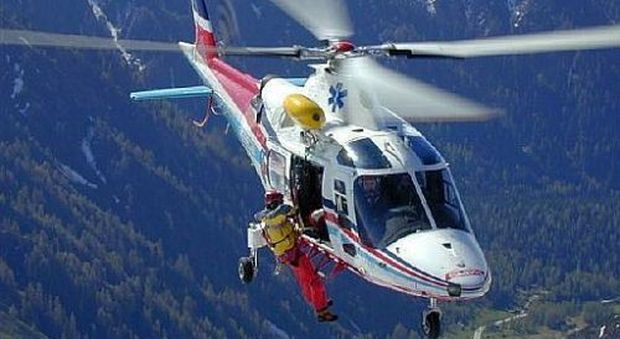 Escursionista di 53 anni cade sul sentiero: interviene l'elicottero