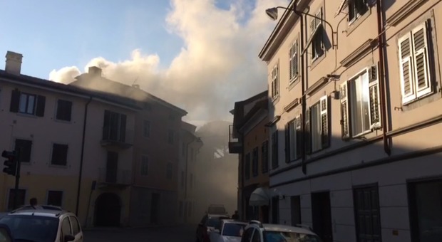 Il quartiere invaso dal fumo a Gorizia