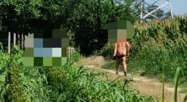 Un'immagine dell'uomo che gira nudo per le campagne di Paese