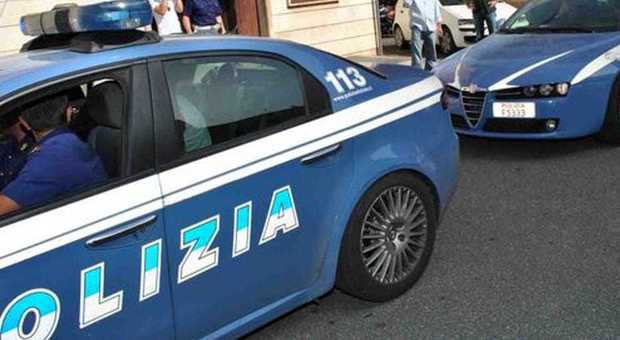 Roma, la volante della polizia fa inversione a U e centra una Smart. Quattro feriti