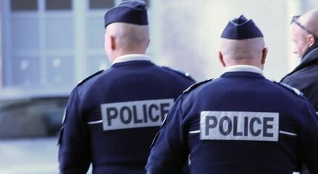 Francia, aggredisce agente col coltello e la polizia gli spara: «Ancora sconosciuti i motivi del gesto»