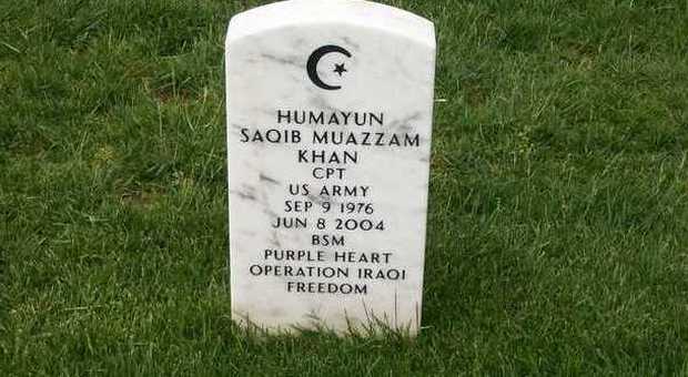 La lapide di Humayun Khan sulla sua tomba nel cimitero militare di Arlington a Washington