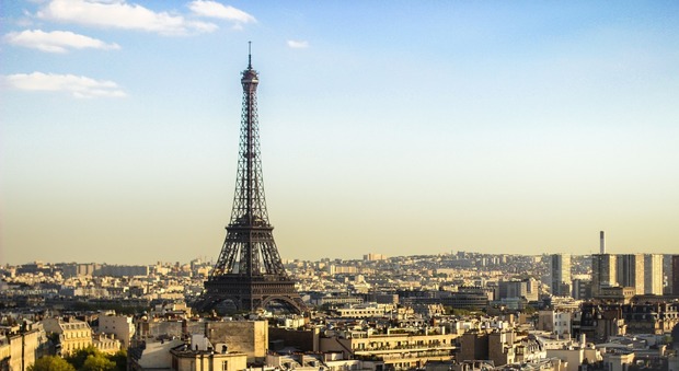 Tour Eiffel chiusa anche oggi per lo sciopero dei dipendenti: «Vogliamo un aumento di stipendio»