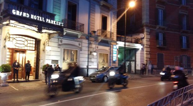 Napoli, solo indifferenza e polizia davanti all'albergo della Juventus
