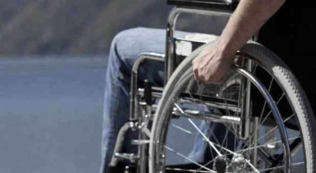 Passeggia con la carrozzina e cade in un fosso pieno d'acqua: disabile muore a Brescia