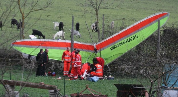 Ragusa, precipita con il deltaplano poco dopo il decollo, 50enne muore carbonizzato