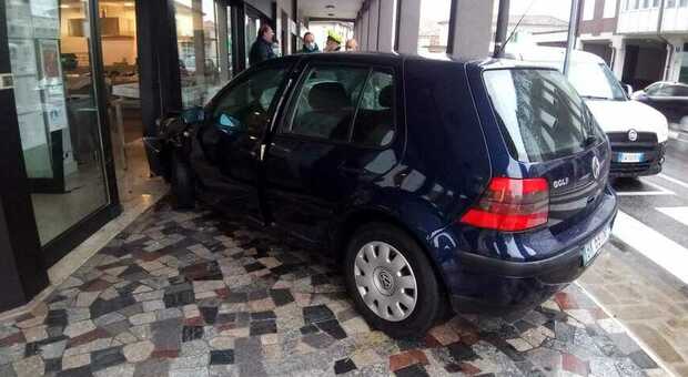 L'auto ha abbattuto la vetrata di un negozio di ortofrutta ad Abano Terme