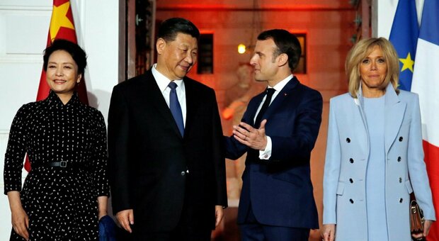 Ucraina, Macron sente Xi: «L'integrità territoriale di Kiev deve essere rispettata»