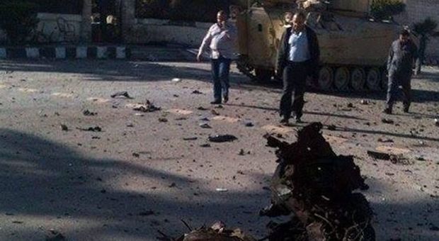 Egitto, autobomba Isis davanti a un hotel: 4 morti, uccisi 2 giudici. 14 feriti