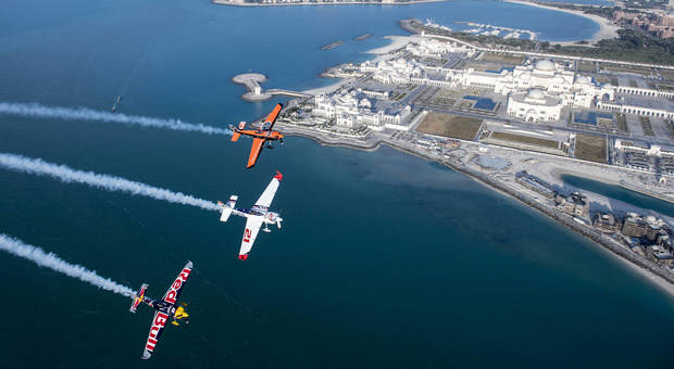 Torna la Red Bull Air Race, battaglia e spettacolo tra i cieli