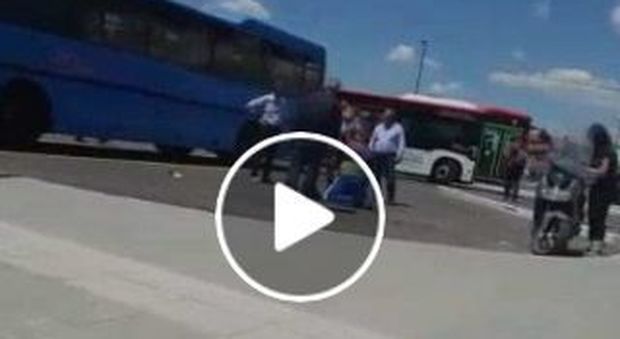 "Uomo preso a calci e pugni dagli autisti", il video in stazione diventa virale