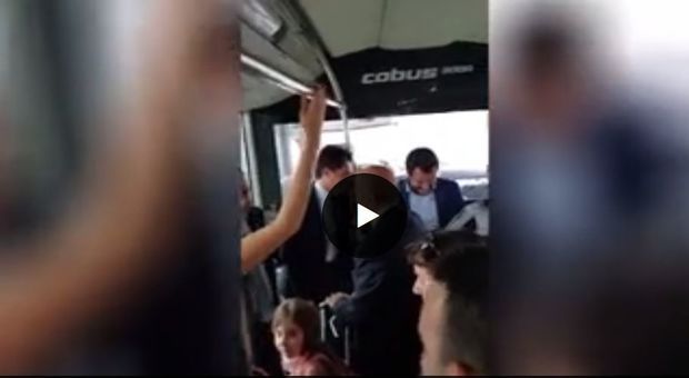 Salvini, sorpresa sul bus dell'aeroporto: i passeggeri gli cantano "Bella Ciao"