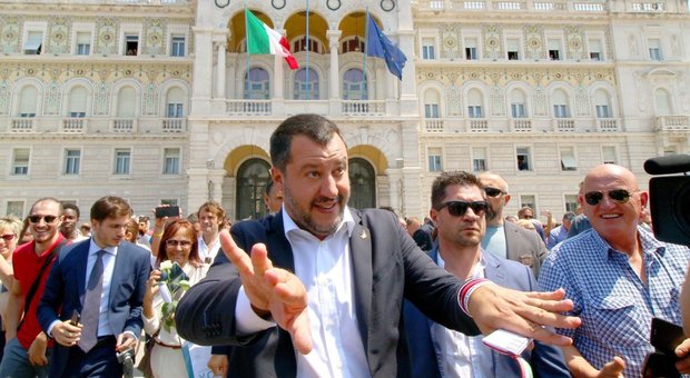 Matteo Salvini a Trieste. Selfie con i fan e sostegno, ma anche proteste