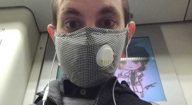 Davide Barattin protetto dalla mascherina per evitare il contagio da coronavirus