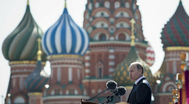 Russia, il Covid torna a far paura: record di contagi da aprile. Peskov: «Non so se Putin ha fatto il richiamo»
