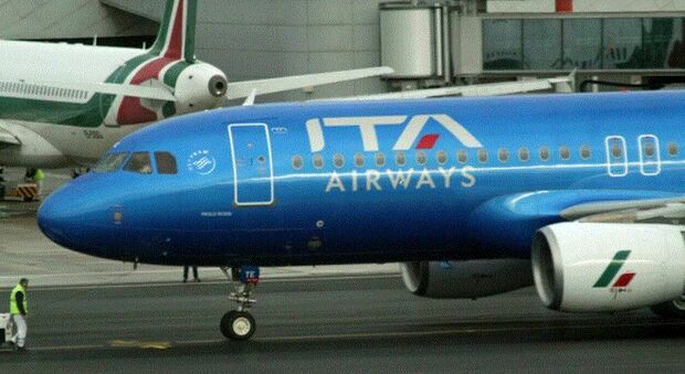 Donna di 35 anni muore a bordo del volo Ita: il malore poi l'atterraggio d'emergenza a Cagliari