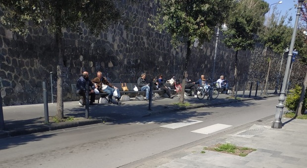 Coronavirus a Napoli, controlli nelle strade a Torre Annunziata: trovate persone in «quarantena» nel parco al sole