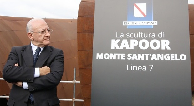 De Luca inaugura l'opera di Kapoor a Monte Sant'Angelo: «Sforzo enorme per dare risorse mai viste al comune di Napoli»