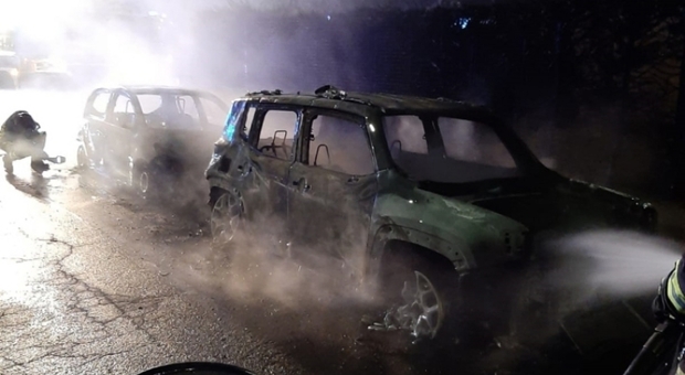Emergenza fuoco nella notte, due auto distrutte dal fuoco e altrettante danneggiate
