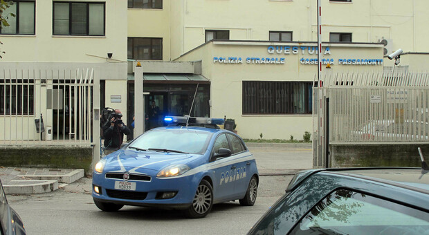 Anziani fratelli minacciati e rapinati per 400 euro e tre taniche d'olio: la polizia cerca tre banditi