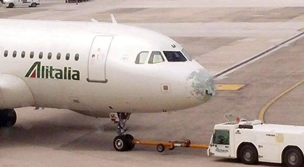 Maltempo a Roma, aereo Alitalia costretto all'atterraggio di emergenza a Napoli