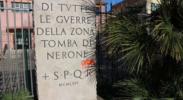 Roma, monumento ai caduti di Tomba di Nerone invaso dal degrado: residenti sul piede di guerra