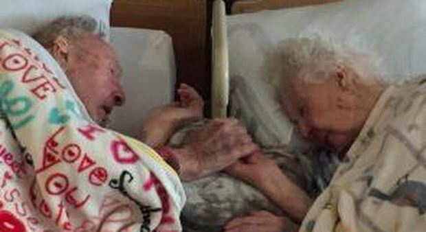 A 100 anni stringe la mano alla moglie di 96 che sta morendo: la foto dei nonni che ha fatto il giro del mondo