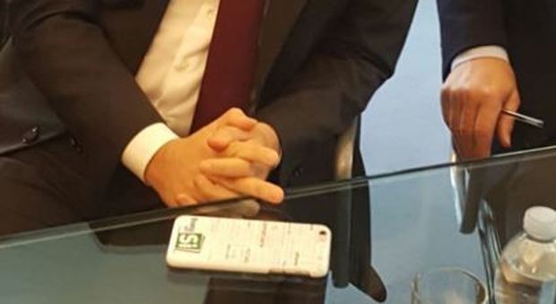 Renzi e il referendum, anche la cover dello smartphone è per il Sì
