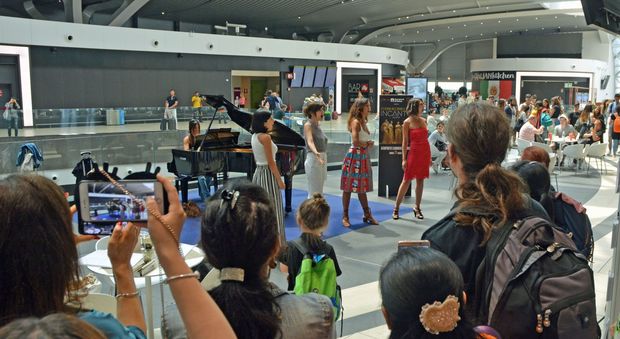 Fiumicino, sinfonie all'aeroporto: il quartetto "Incanto" seduce i viaggiatori