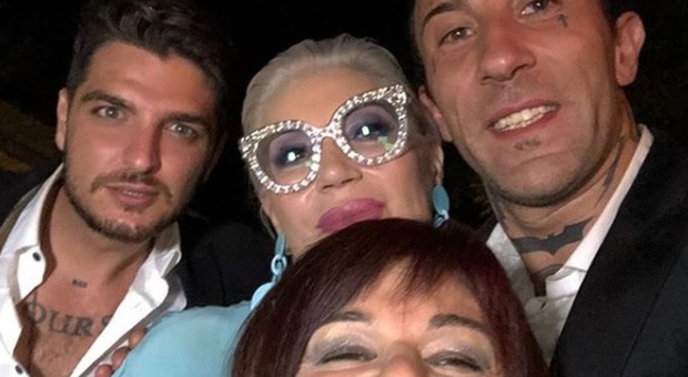 Stefania Pezzopane, il selfie della pace con Luigi Favoloso e Lucia Bramieri