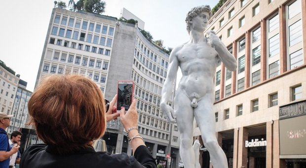 Milano, una copia del David a piazza San Babila per il film d'arte di Sky su Michelangelo