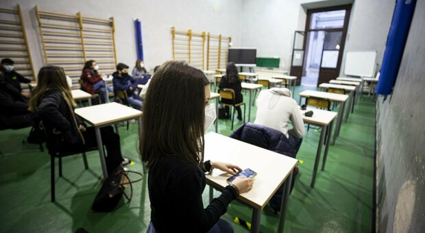 Lazio, i presidi scrivono al ministro: «Con 30 studenti in classe, distanziamento non rispettato»