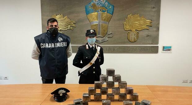 Dieci chili di droga in auto, narcos arrestato dai carabinieri