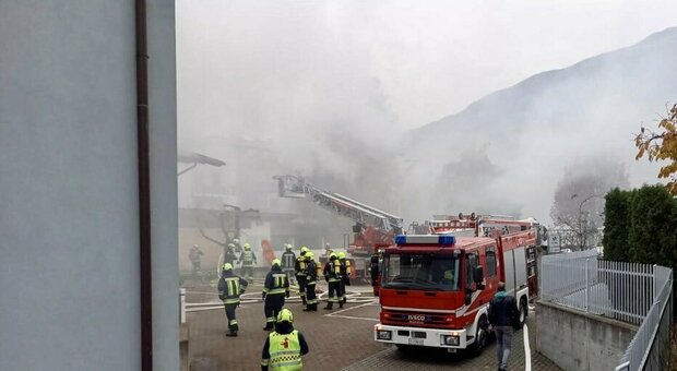 Incendio in hotel a Bressanone, donna morta intossicata: le fiamme divorano il tetto