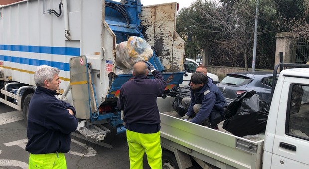 Roma, volontari dell'associazione Pics al lavoro a Ciampino: raccolti 20 sacchi di rifiuti abbandonati