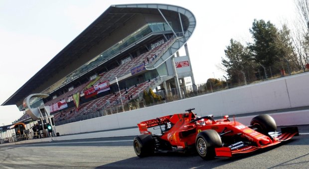 Charles Leclerc in pista con la Ferrari