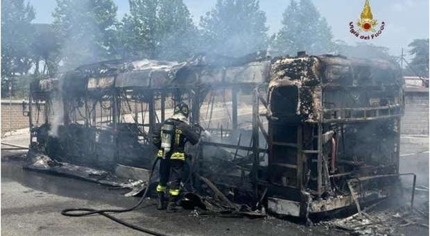 Roma, autobus in fiamme su via Laurentina. Atac: «Era in servizio da 16 anni»