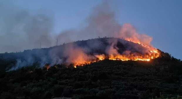 Dai Lattari a Cellole, è emergenza incendi: elicotteri in azione, 40 ettari a rischio