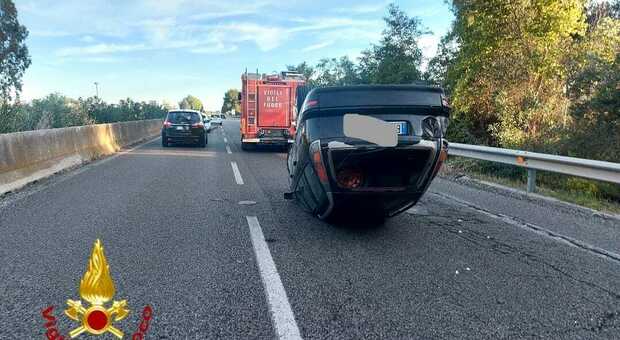 Salento, incidente sulla Brindisi-Lecce: un'auto si ribalta, un ferito lieve