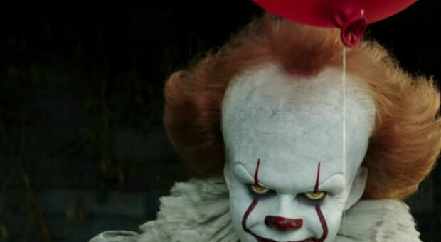 Il clown che terrorizza gli abitanti del villaggio: «E' una sfida». Le immagini choc delle telecamere di sicurezza