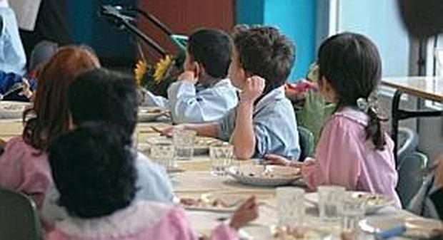 Bambini a pranzo in una mensa scolastica