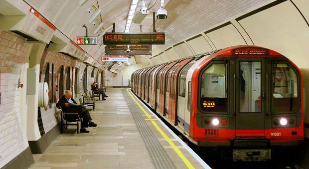 Londra, trovata bomba sulla metro: la polizia arresta 19enne, sventato attentato
