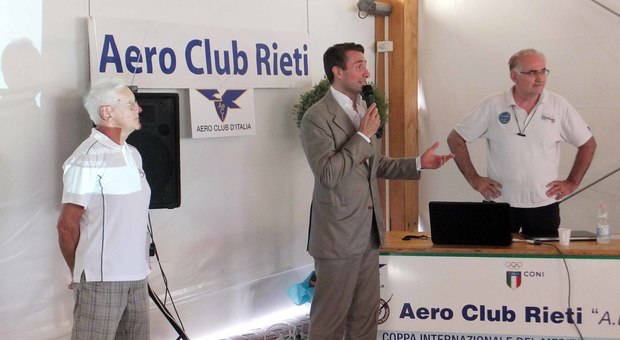 Il commissario straordinario dell'Aero Club d'Italia Pierluigi Matera col direttore di gara Aldo Cernezzi e, a sinistra, il presidente dell'Aero Club Rieti Enrico Bagnoli